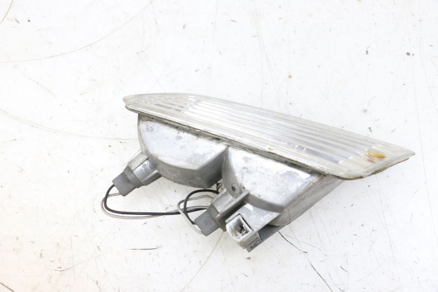photo de RIGHT FRONT TURN SIGNAL PIAGGIO VESPA GTS SUPER IE 125 (2009 - 2016) - Alternative perspective