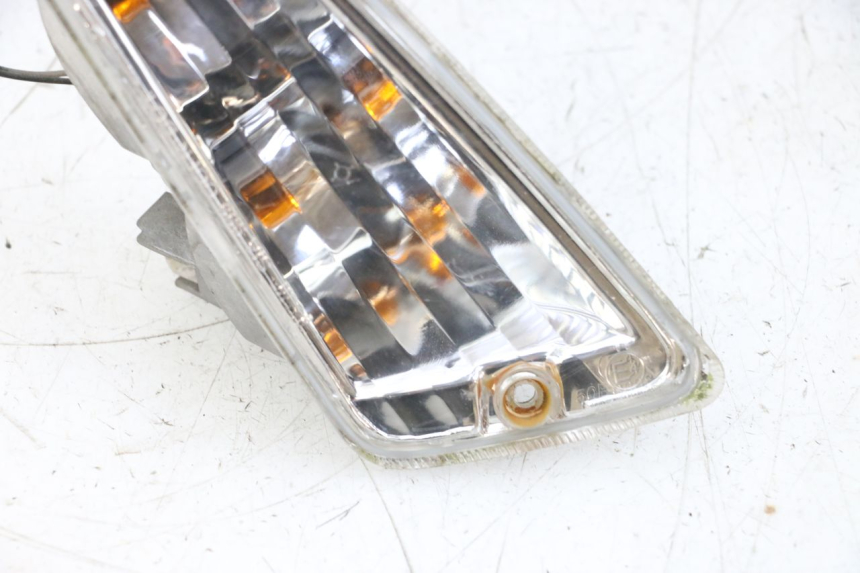 photo de RIGHT FRONT TURN SIGNAL PIAGGIO VESPA GTS SUPER IE 125 (2009 - 2016) - Fixing points details