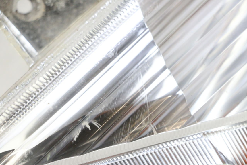 photo de FRONT RIGHT TURN SIGNAL YAMAHA X-MAX XMAX 125 (2010 - 2013) - Zoom on usage condition