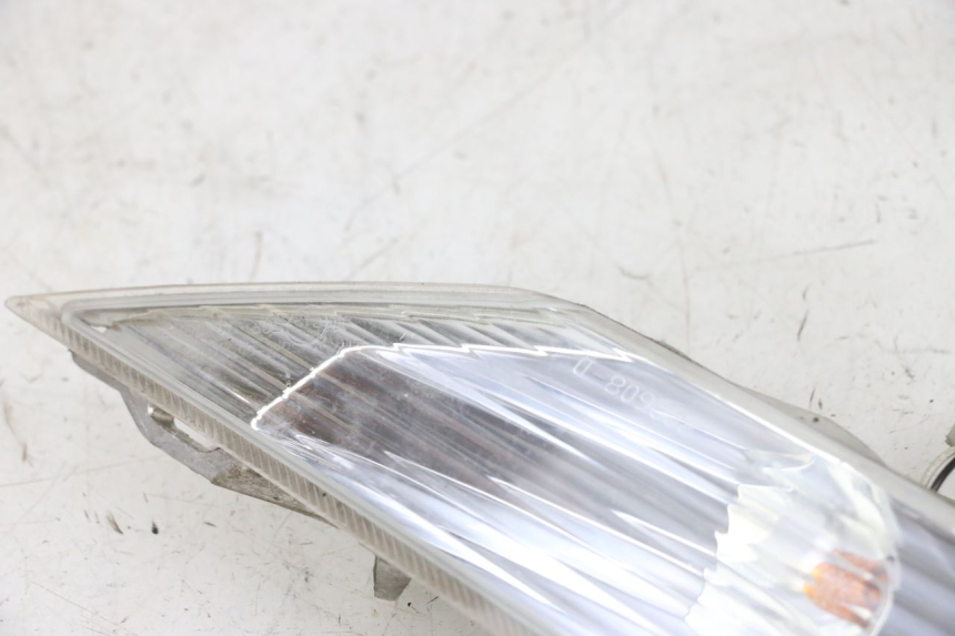 photo de RIGHT FRONT TURN SIGNAL PIAGGIO X8 125 (2004 - 2007) - Alternative perspective