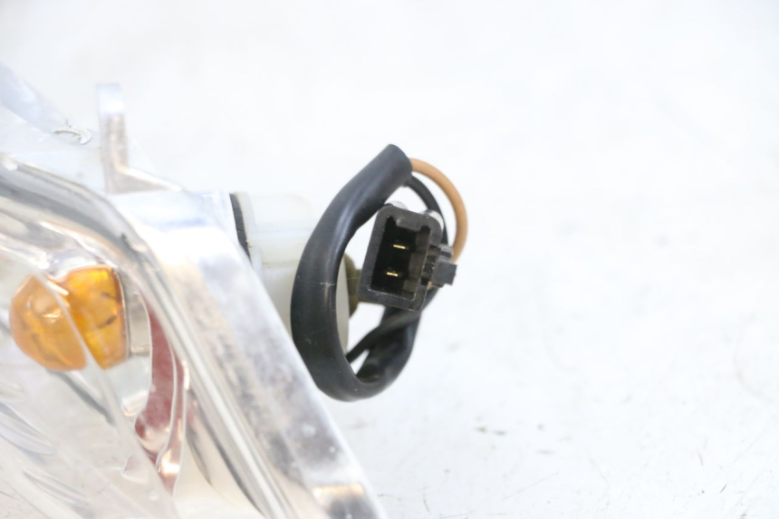 photo de LEFT FRONT TURN SIGNAL YAMAHA XMAX X-MAX 125 (2006 - 2009) - Technical close-up