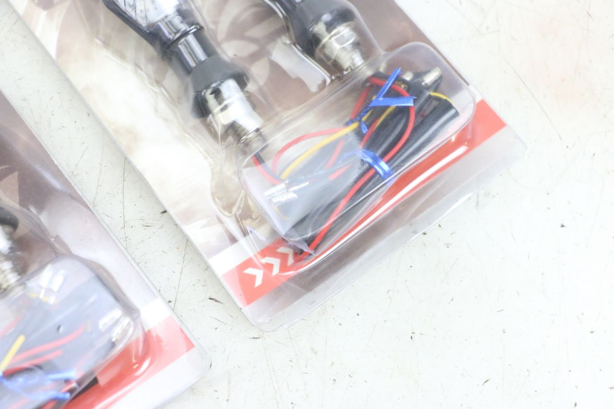 photo de FRONT TURN SIGNAL SUZUKI GSF S BANDIT 600 (2000 - 2004) - Alternative perspective