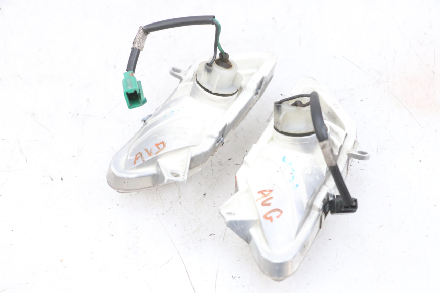 photo de FRONT TURN SIGNAL YAMAHA XMAX X-MAX 125 (2006 - 2009) - Zoom on usage condition