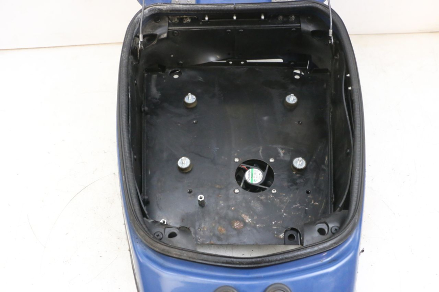 photo de SEAT STORAGE BOX YAMAHA FJR ABS 1300 (2006 - 2012) - Zoom on usage condition
