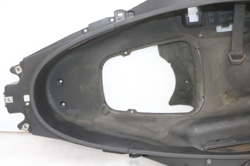 photo de UNDERSEAT STORAGE PIAGGIO MP3 RL 250 (2007 - 2010) - Fixing points details