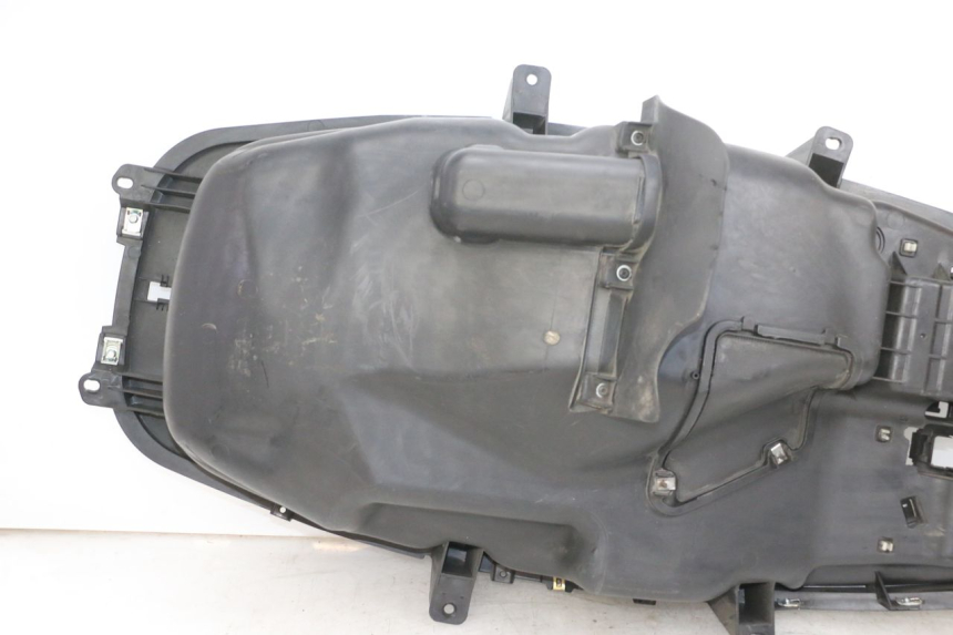 photo de UNDERSEAT STORAGE PIAGGIO MP3 500 (2016 - 2018) - Zoom on usage condition
