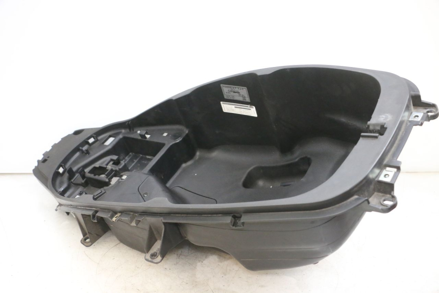 photo de UNDERSEAT STORAGE PIAGGIO MP3 500 (2016 - 2018) - Fixing points details