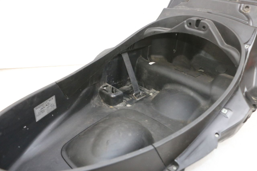 photo de UNDERSEAT STORAGE PIAGGIO MP3 RL 250 (2007 - 2010) - Surface and material condition