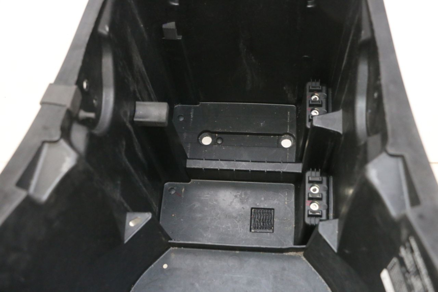 photo de UNDERSEAT STORAGE YAMAHA NEO'S CORE 1 (2022 - 2026) - Zoom on usage condition