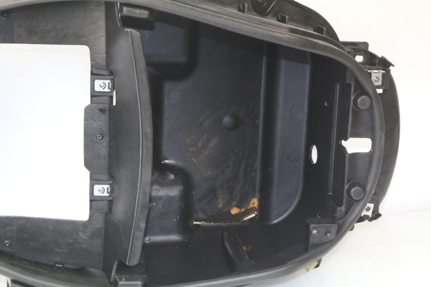 photo de UNDERSEAT STORAGE PEUGEOT SATELIS COMPRESSOR K15 125 (2006 - 2009)