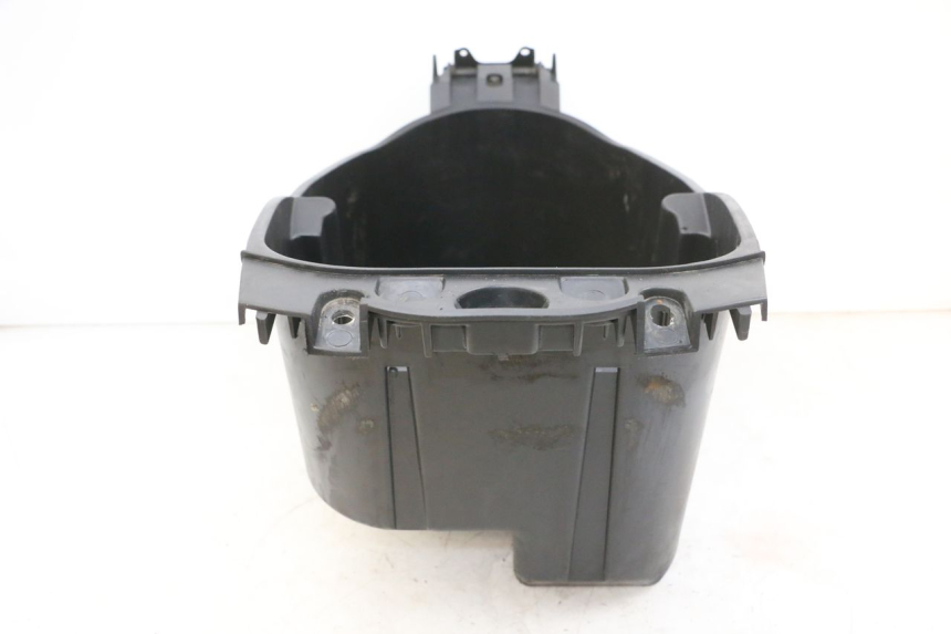 photo de UNDERSEAT STORAGE YAMAHA YP MAJESTY 125 (2002 - 2006) - Surface and material condition