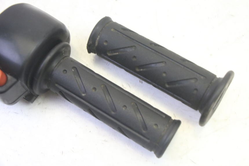 photo de RIGHT HANDLEBAR SWITCH KYMCO AGILITY 4T 50 (2018 - 2022) - Zoom on usage condition