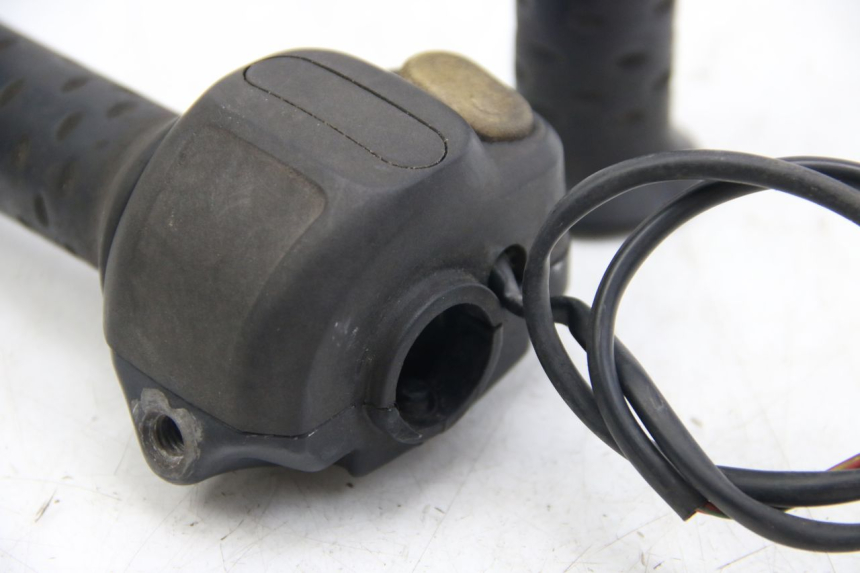 photo de RIGHT HANDLEBAR SWITCH APRILIA SCARABEO 4T 50 (2009 - 2017)