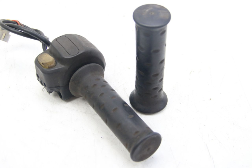 photo de RIGHT HANDLEBAR SWITCH APRILIA SCARABEO 4T 50 (2009 - 2017)