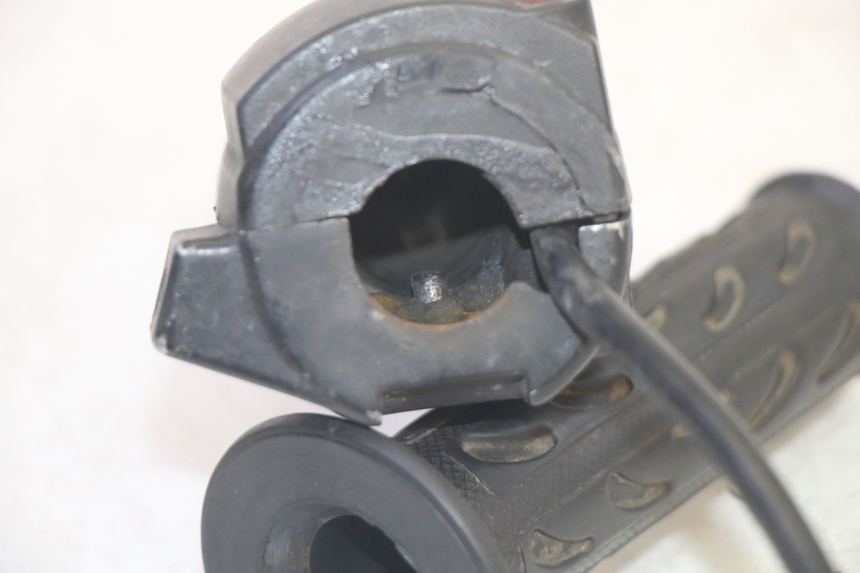 photo de RIGHT HANDLEBAR SWITCH MBK BOOSTER SPIRIT 50 (2004 - 2017) - Fixing points details