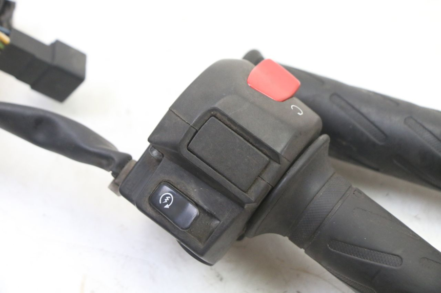 photo de RIGHT HANDLEBAR SWITCH SUZUKI BURGMAN 125 (2007 - 2014)