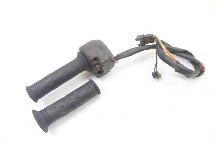 photo de RIGHT HANDLEBAR SWITCH SUZUKI BURGMAN 125 (2007 - 2014)