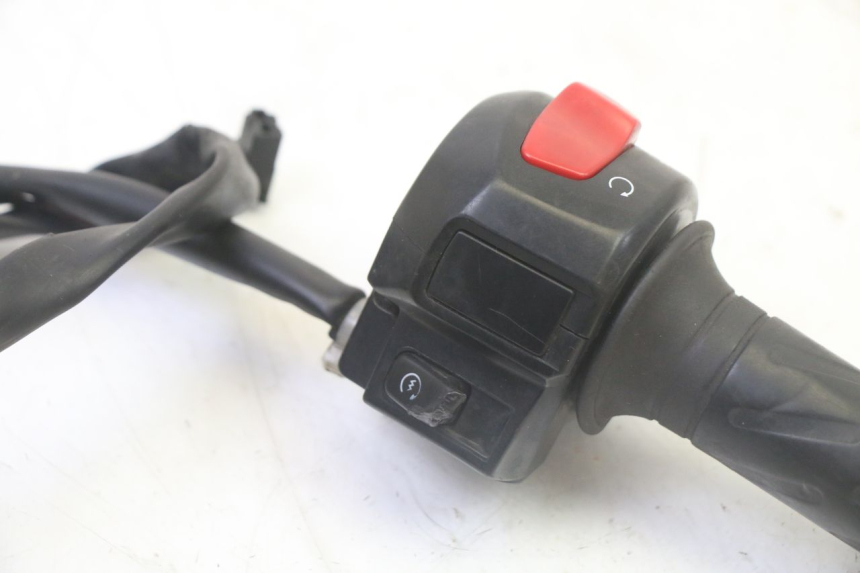 photo de RIGHT HANDLEBAR SWITCH SUZUKI BURGMAN 125 (2007 - 2014)