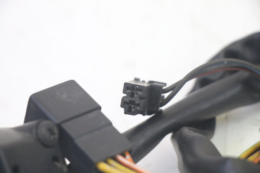 photo de RIGHT HANDLEBAR SWITCH SUZUKI BURGMAN 125 (2007 - 2014) - Fixing points details