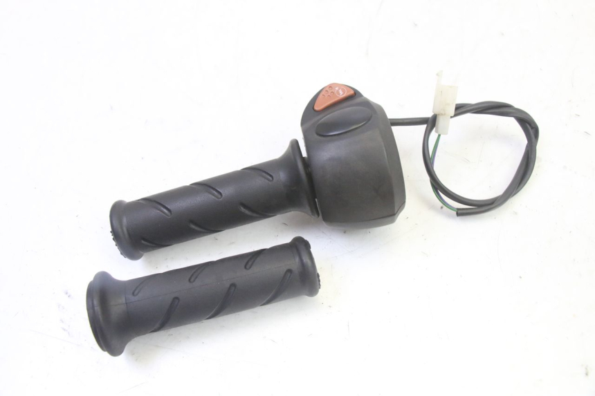 photo de RIGHT HANDLEBAR SWITCH PEUGEOT CITYSTAR 50 (2013 - 2017)