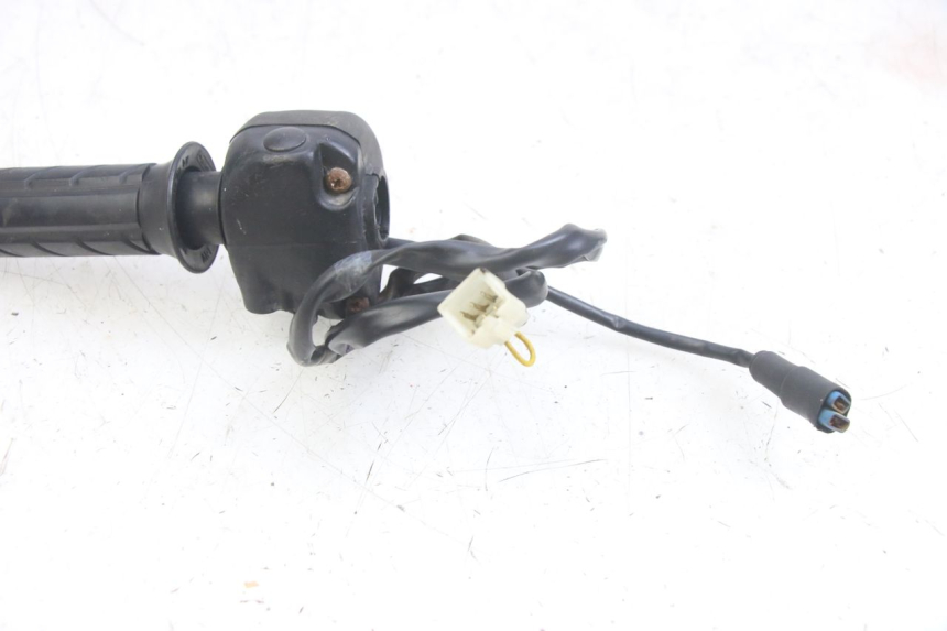 photo de RIGHT HANDLEBAR SWITCH GILERA DNA 50 (2000 - 2007)