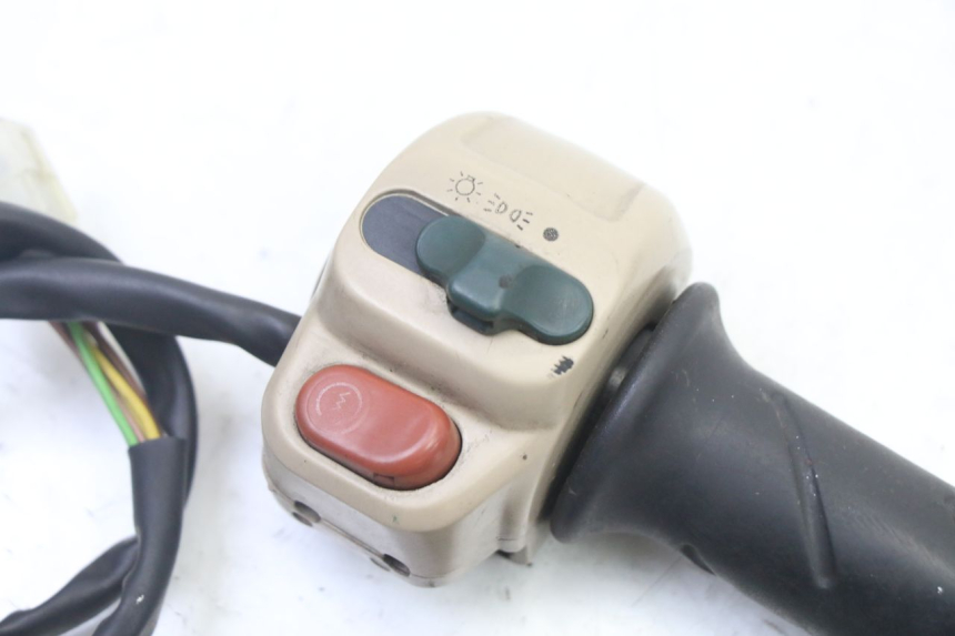 photo de RIGHT HANDLEBAR SWITCH PEUGEOT ELYSEO 125 (1999 - 2004)