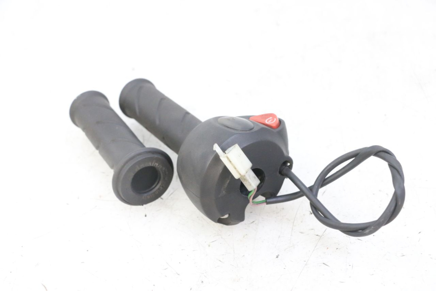 photo de RIGHT SWITCH PEUGEOT ELYSTAR 125 (2002 - 2007)