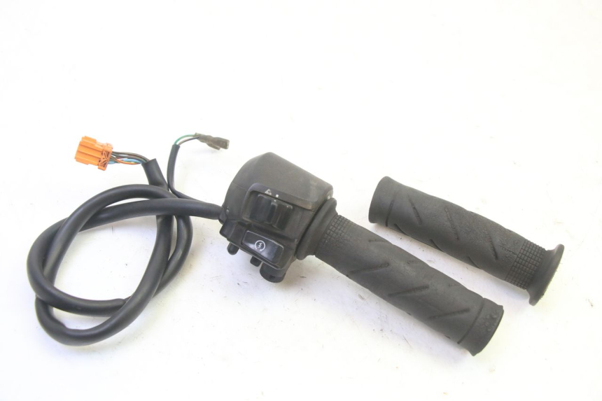 photo de RIGHT HANDLEBAR SWITCH HONDA FES S-WING SWING ABS 125 (2007 - 2015)