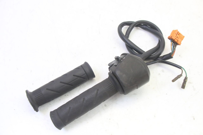 photo de RIGHT HANDLEBAR SWITCH HONDA FES S-WING SWING ABS 125 (2007 - 2015)
