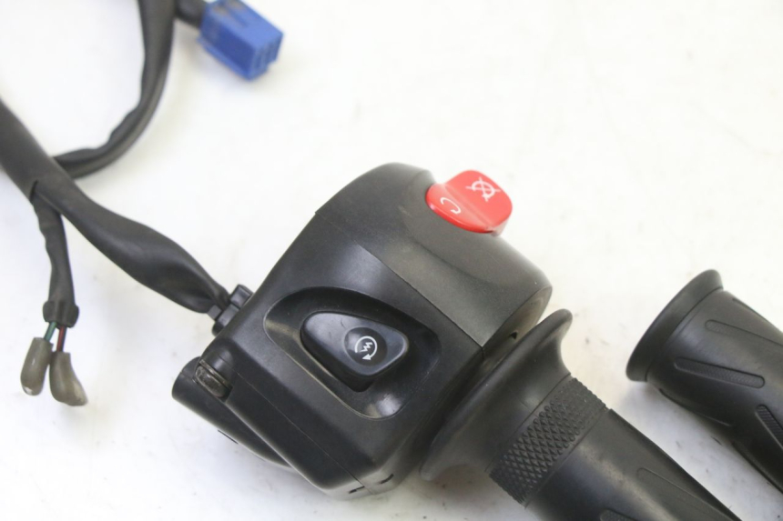 photo de RIGHT SWITCH YAMAHA FZ6 FAZER S2 600 (2007 - 2011)