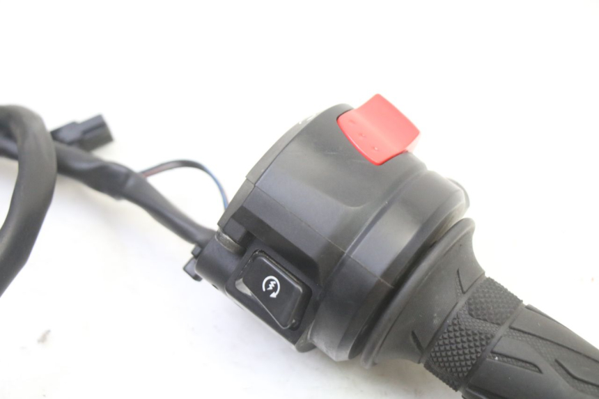 photo de RIGHT SWITCH SUZUKI GSR 750 (2011 - 2017)
