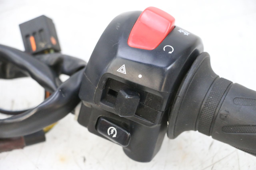 photo de RIGHT SWITCH SUZUKI GSXR GSX-R 1000 (2003 - 2004) - Component zoom