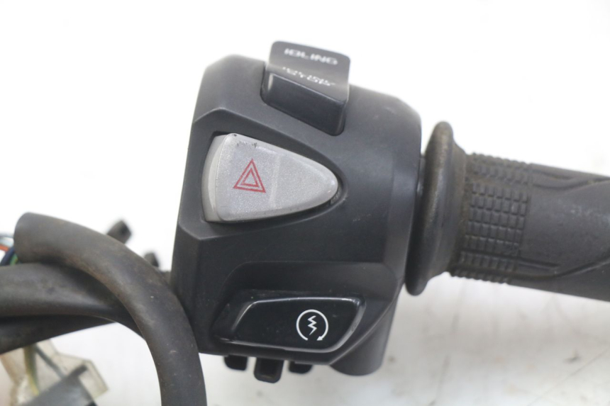 photo de RIGHT HANDLEBAR SWITCH HONDA FORZA 125 (2015 - 2016)