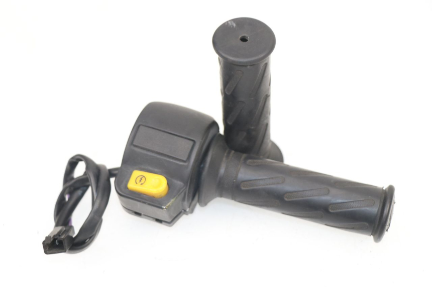 photo de RIGHT HANDLEBAR SWITCH PEUGEOT KISBEE 2T 50 (2010 - 2017)