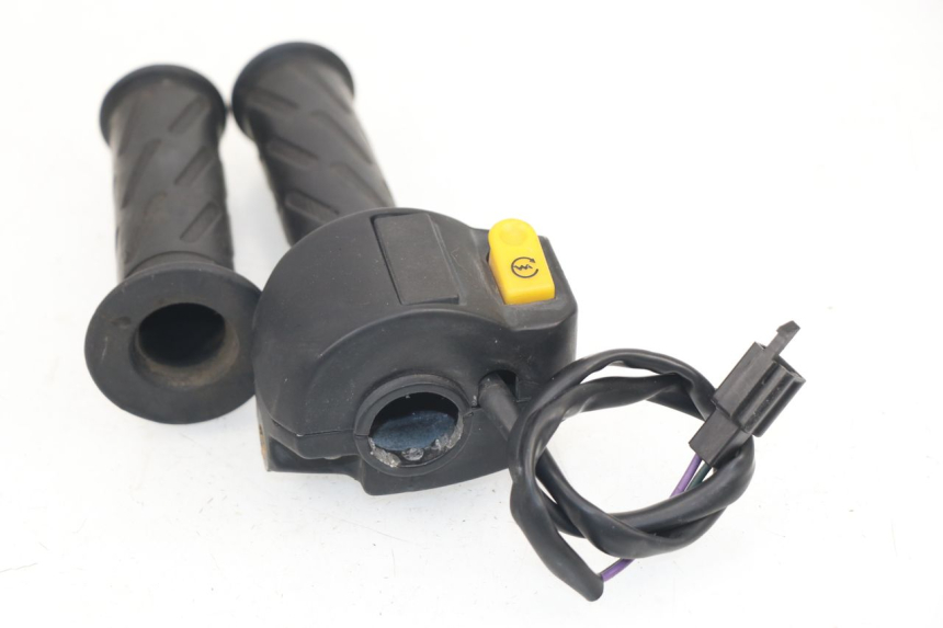 photo de RIGHT HANDLEBAR SWITCH PEUGEOT KISBEE 2T 50 (2010 - 2017)