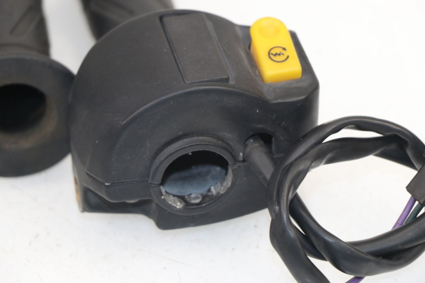 photo de RIGHT HANDLEBAR SWITCH PEUGEOT KISBEE 2T 50 (2010 - 2017)
