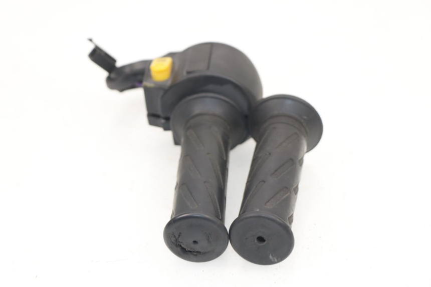 photo de RIGHT HANDLEBAR SWITCH PEUGEOT KISBEE 2T 50 (2010 - 2017)