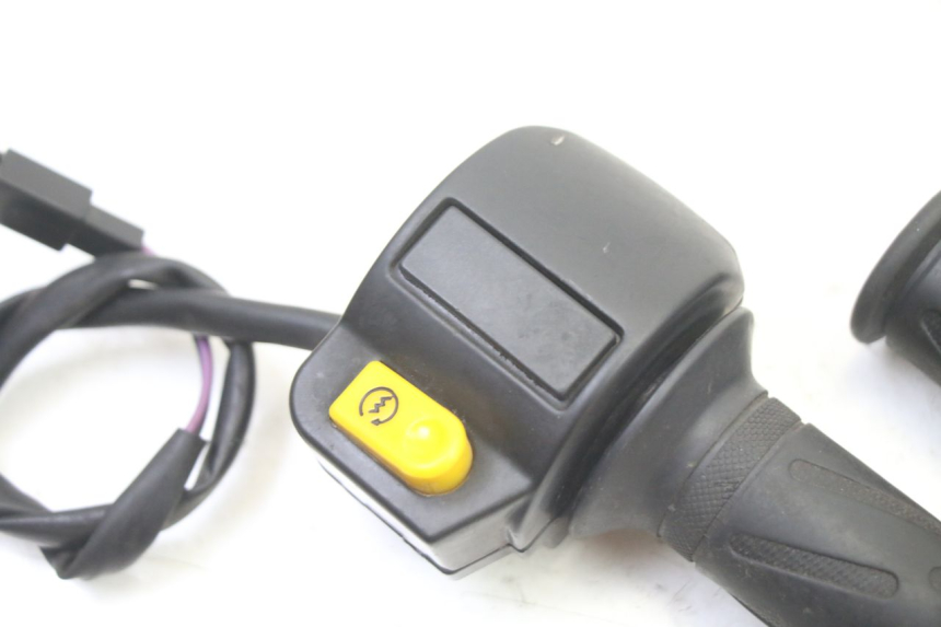 photo de RIGHT HANDLEBAR SWITCH PEUGEOT KISBEE 2T 50 (2010 - 2017)