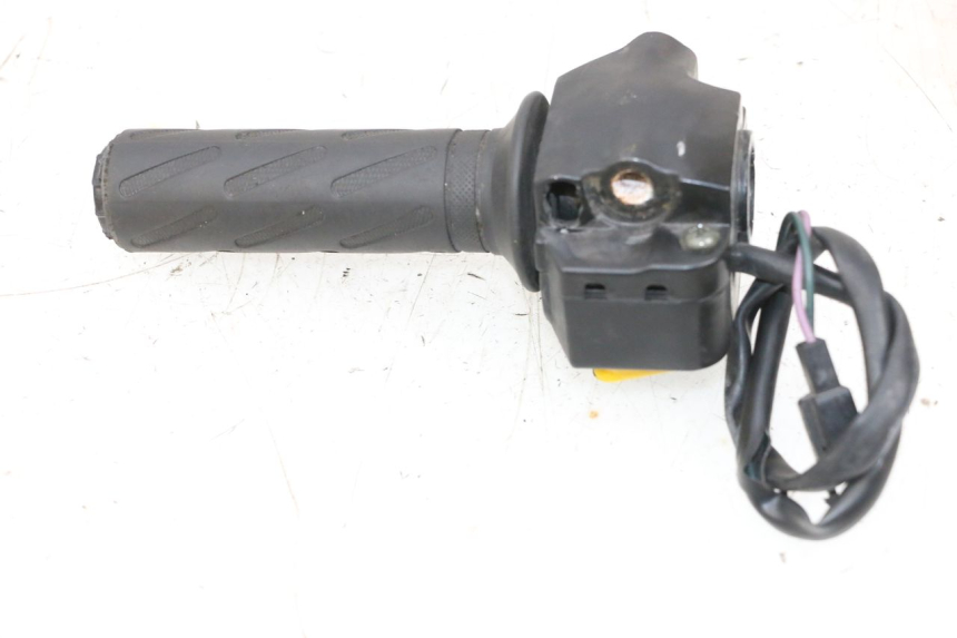 photo de RIGHT HANDLEBAR SWITCH PEUGEOT KISBEE 2T 50 (2010 - 2017) - Zoom on usage condition