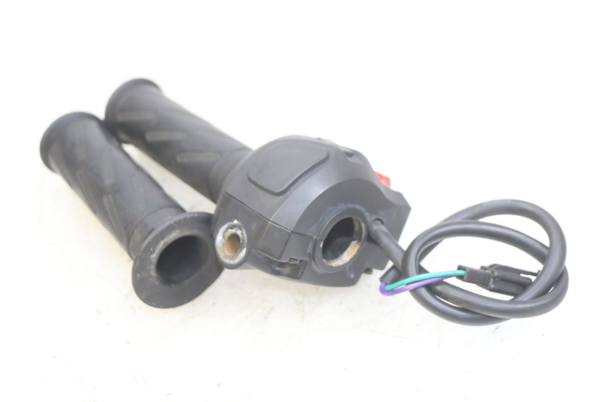 photo de RIGHT HANDLEBAR SWITCH PEUGEOT KISBEE 4T 50 (2018 - 2022)