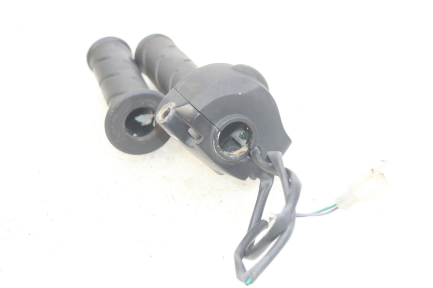 photo de RIGHT HANDLEBAR SWITCH PEUGEOT LUDIX 50 (2005 - 2007)