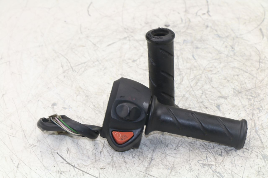 photo de RIGHT HANDLEBAR SWITCH PEUGEOT SATELIS 125 (2006 - 2009)