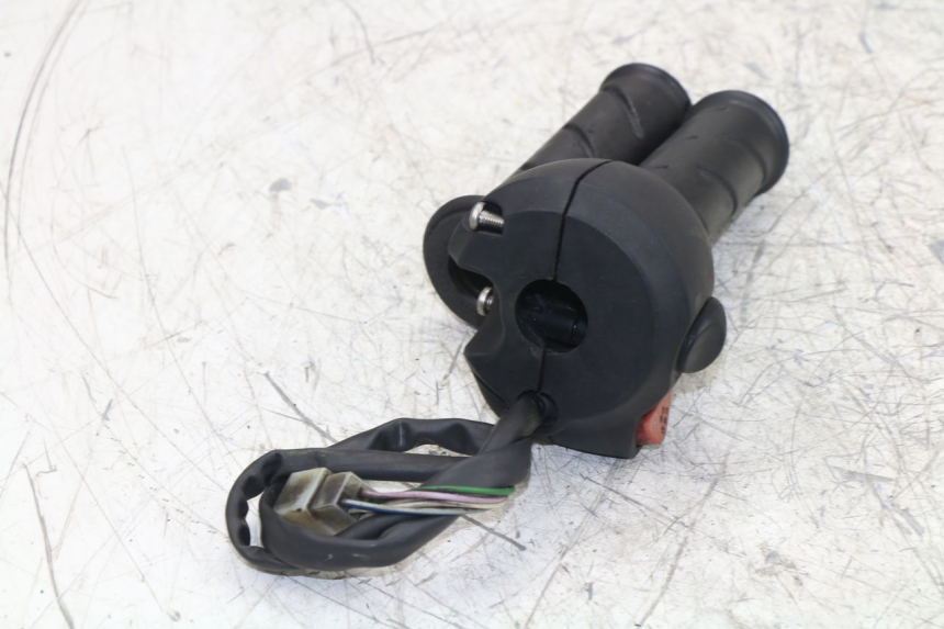 photo de RIGHT HANDLEBAR SWITCH PEUGEOT SATELIS 125 (2006 - 2009)