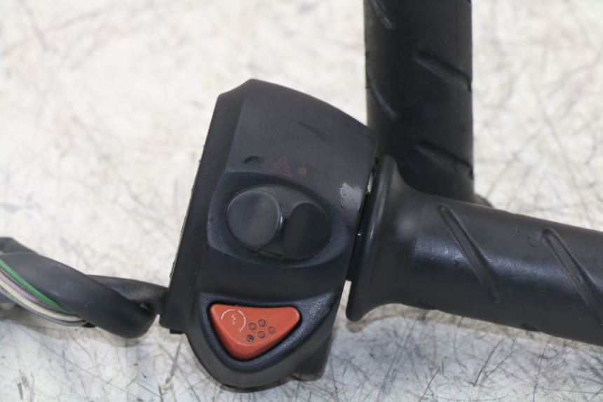 photo de RIGHT HANDLEBAR SWITCH PEUGEOT SATELIS 125 (2006 - 2009)