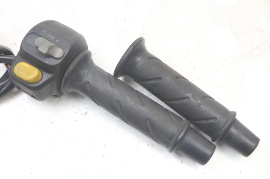 photo de RIGHT HANDLEBAR SWITCH PEUGEOT SPEEDFIGHT 100 (1997 - 2007)