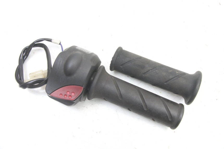 photo de RIGHT SWITCH PEUGEOT TREKKER TKR 50 (2005 - 2014)