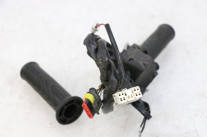photo de RIGHT HANDLEBAR SWITCH PIAGGIO X10 125 (2012 - 2017)