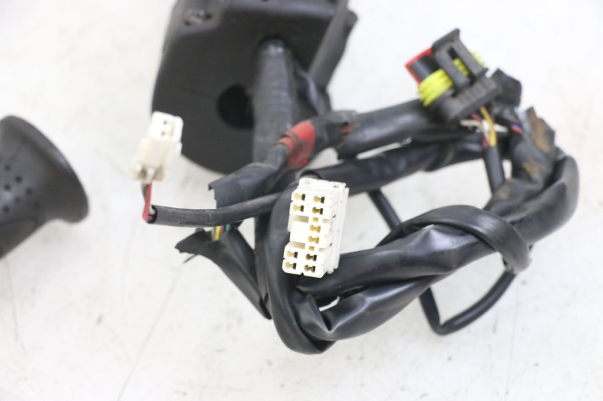 photo de RIGHT HANDLEBAR SWITCH PIAGGIO X10 125 (2012 - 2017)