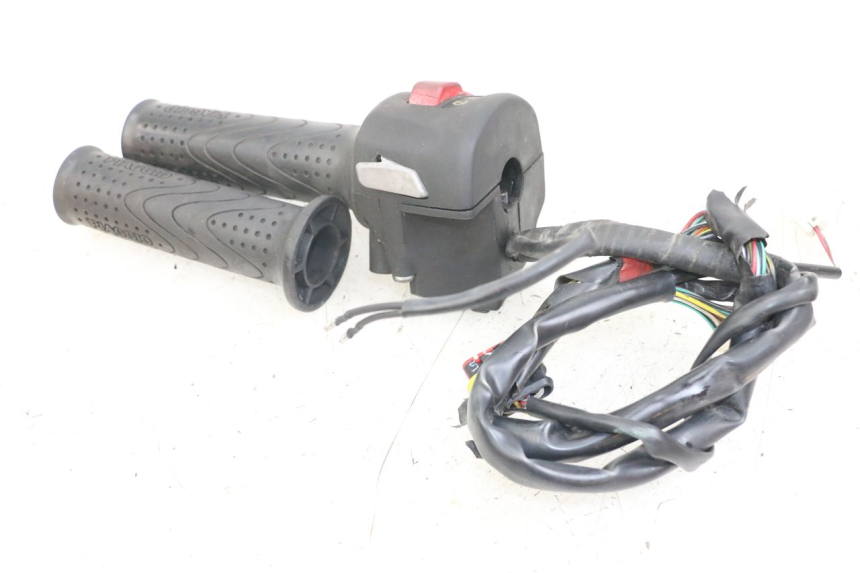 photo de RIGHT HANDLEBAR SWITCH PIAGGIO X10 125 (2012 - 2017)