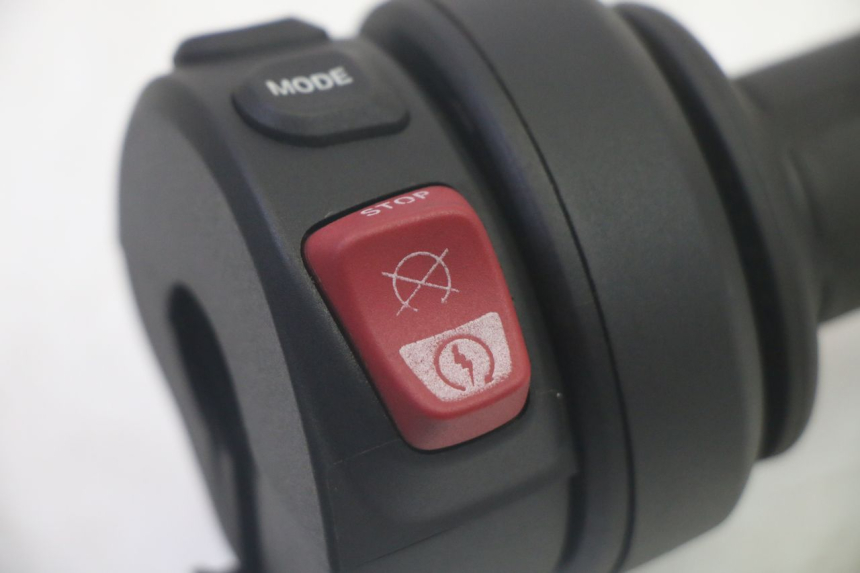 photo de RIGHT SWITCH BMW R GS 1250 (2021 - 2024) - Technical close-up